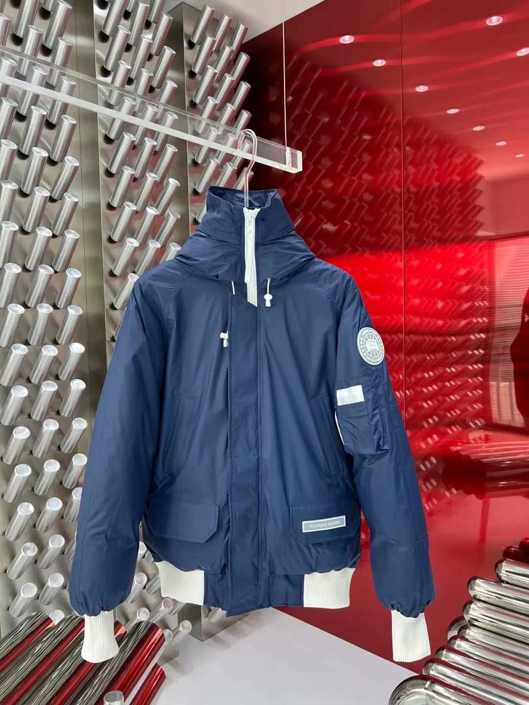 P760, the top version of the Canadian brand Canada Goosex down jacket, has always been recognized as the warmest down jacket. Various Instagram celebrities, Internet celebrities, and celebrities often wear it for street photos. I do Canada Goose every year, but I still can’t get rid of my love for the geese. No matter how cold the weather is, there is no need to be afraid, because there are geese! Filled with 90% white duck down, Canada Goose is the legendary warmest down jacket and is known as a must-have for Arctic outdoor sports! The most popular down jacket in the world, celebrities are rushing to buy it, it is a must-have! Same style for men and women Size: S～XXL Ready in stock😍